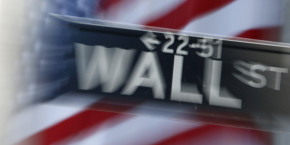panneau de signalisation sur wall street a l exterieur de la bourse de new york 