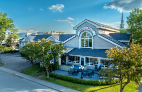 auberge des 21   hotel fjord saguenay   canada