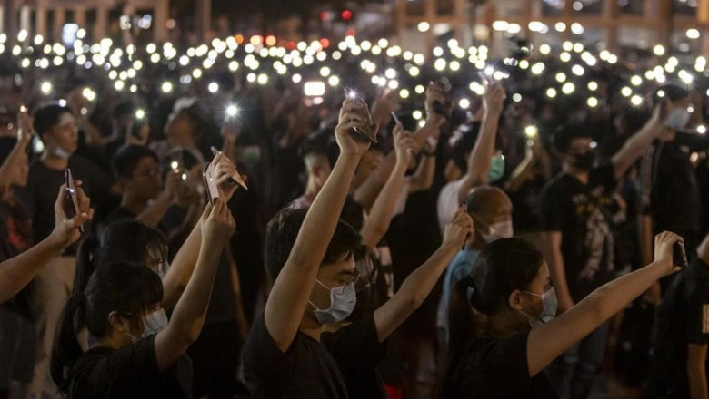 22 August 2019, China, Hong Kong: Students hold up their flashlight lit cell phones during a pro-democracy rally at Edinburgh Place. Photo: Adryel Talamantes/ZUMA Wire/dpa | Adryel Talamantes/ZUMA Wire/dpa ep 22 august 2019 china hong kong students hold up their flashlight lit cell phones duringpro-democracy rally at edinburgh place photo adryel talamanteszuma wiredpa