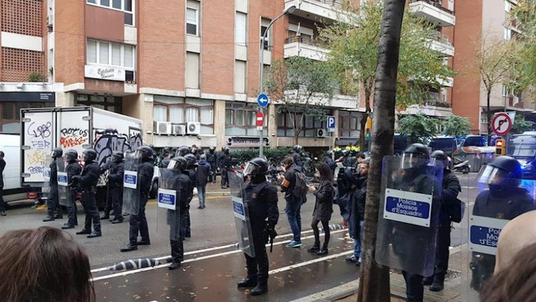 ep agentes antidisturbios de los mossos desquadra en un desahucio en la travessera de grcia de