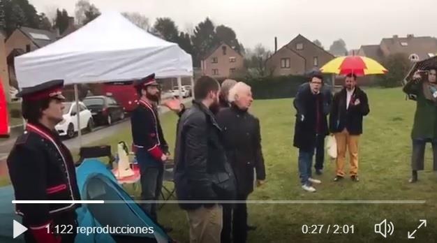 Albert Boadella en frente de la casa de Puigdemont en Waterloo (Bruselas) | @PT_TABARNIA ep albert boadellafrentela casapuigdemontwaterloo bruselas