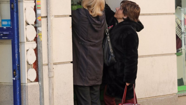 ep archivo   dos mujeres autonomas subiendo la persiana metalica de su negocio