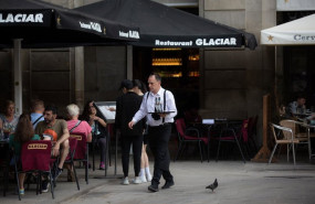 ep archivo   foto de archivo de un camarero sostiene una bandeja en la plaza real de barcelona