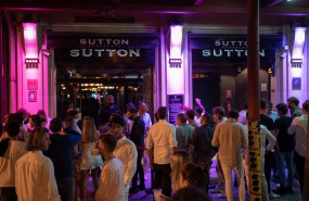ep archivo   jovenes esperan en la puerta de la discoteca sutton para entrar en barcelona