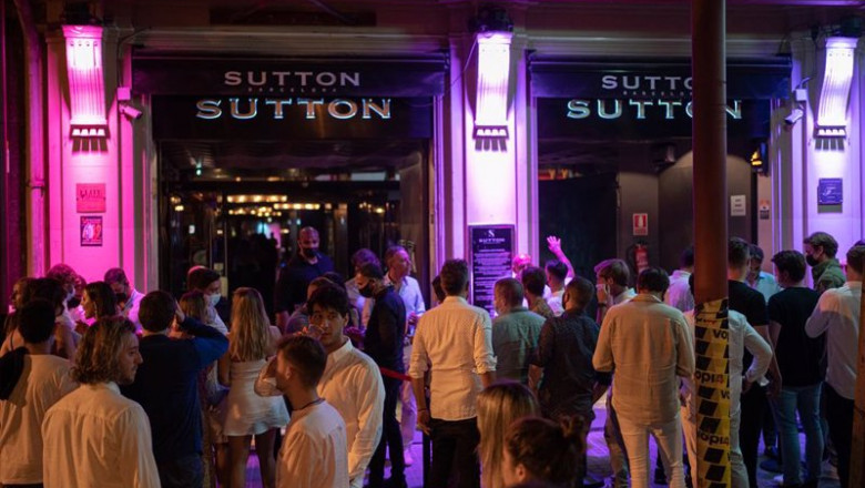 Archivo - Jóvenes esperan en la puerta de la discoteca Sutton para entrar en Barcelona | Pau Venteo - Europa Press - Archivo ep archivo jovenes esperan en la puerta de la discoteca sutton para entrar en barcelona
