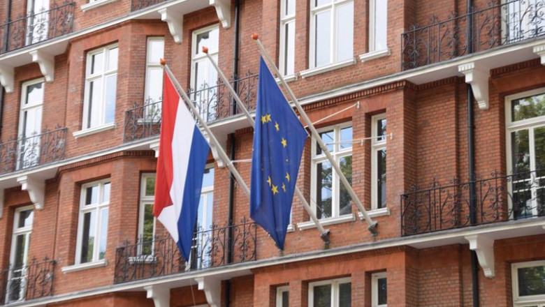 ep archivo   las banderas de paises bajos y la union europea en un edificio oficial
