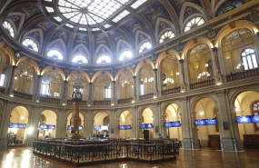 ep archivo   paneles con los indices bursatiles en el palacio de la bolsa