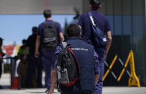 ep archivo   trabajadores de la planta de mercedes benz de vitoria