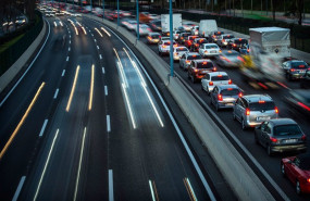 ep archivo   trafico de coches en carretera de espana