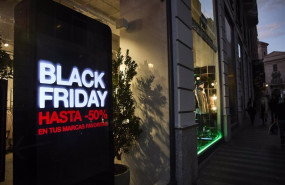 ep archivo   un cartel anuncia los descuentos del black friday en un comercio