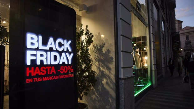 ep archivo   un cartel anuncia los descuentos del black friday en un comercio