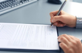 ep archivo   un contribuyente firma un documento