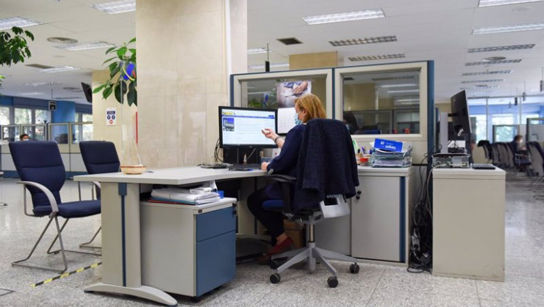 ep archivo una empleada durante su jornada laboral ep archivo una empleada durante su jornada laboral