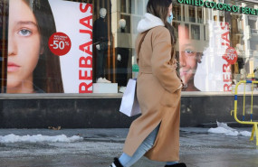 ep archivo   una mujer pasa por delante de un establecimiento durante el septimo dia de las rebajas 20211228105903