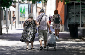 ep archivo   una pareja de ancianos camina por la calle