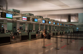 ep archivo una pasajera acude a los mostradores de las aerolineas del aeropuerto josep tarradellas ep archivo una pasajera acude a los mostradores de las aerolineas del aeropuerto josep tarradellas