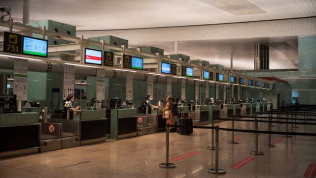 ep archivo una pasajera acude a los mostradores de las aerolineas del aeropuerto josep tarradellas ep archivo una pasajera acude a los mostradores de las aerolineas del aeropuerto josep tarradellas