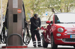 ep archivo   una persona llenando el deposito de combustible de su vehiculo en una gasolinera de