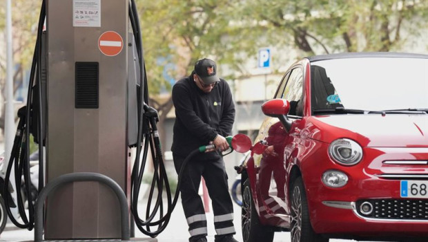 ep archivo una persona llenando el deposito de combustible de su vehiculo en una gasolinera de ep archivo una persona llenando el deposito de combustible de su vehiculo en una gasolinera de