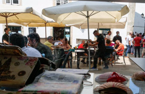 ep archivo   varias personas en la terraza de un restaurante