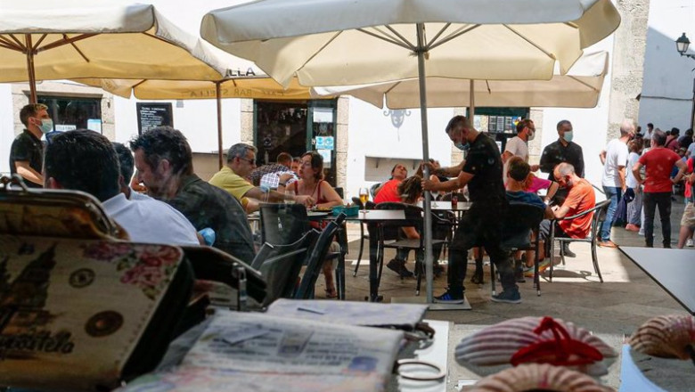 ep archivo   varias personas en la terraza de un restaurante