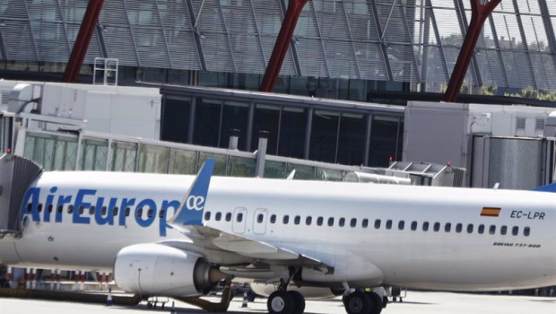 ep aviones de air europa en la pista de aterrizaje de la terminal t4 del aeropuerto adolfo suarez ep aviones de air europa en la pista de aterrizaje de la terminal t4 del aeropuerto adolfo suarez