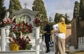 ep cementerio de san fernando en la festividad de todos los santos personas visitan y arreglan con