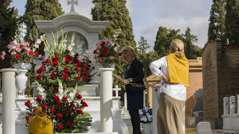 Cementerio de San Fernando en la festividad de Todos los Santos Personas visitan y arreglan con flores las tumbas de sus familiares en esta festividad. En Sevilla, a 01 de noviembre de 2019. (Foto de archivo). | María José López - Europa Press - Archivo ep cementerio de san fernando en la festividad de todos los santos personas visitan y arreglan con