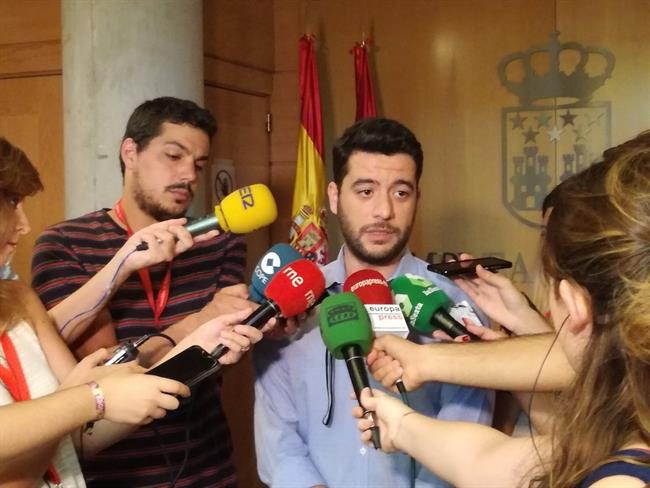 César Zafra atiende a los medios de comunicación en la Asamblea de Madrid | CIUDADANOS ep cesar zafra atiendelos medioscomunicacionla asambleamadrid