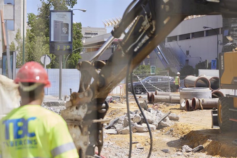 Trabajar a pleno sol durante una ola de calor: ¿se cumple la nueva ley que lo prohíbe?