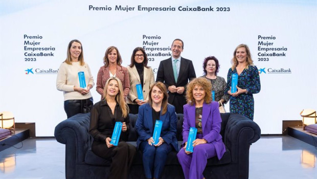 ep el consejero delegado de caixabank gonzalo gortazar junto a las ganadoras de los premios mujer