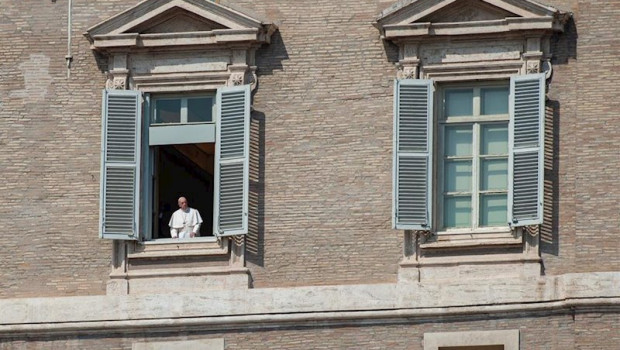 ep el papa asomado a la plaza de san pedro en una foto de archivo