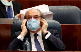 ep el portavoz del psoe-m en la asamblea autonomica angel gabilondo se coloca la mascara sanitaria
