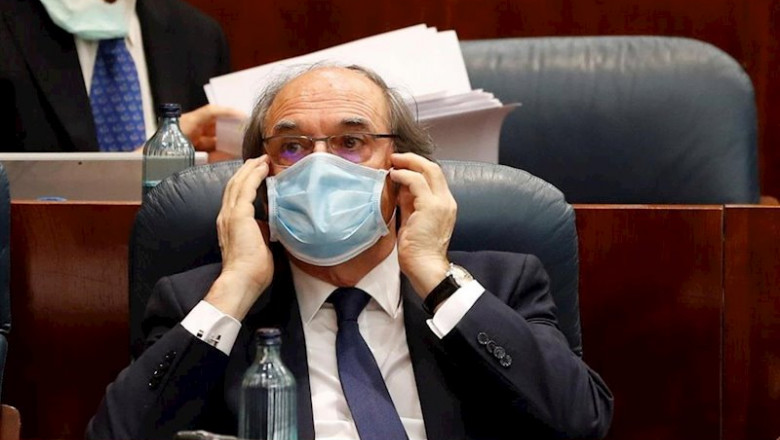 ep el portavoz del psoe-m en la asamblea autonomica angel gabilondo se coloca la mascara sanitaria