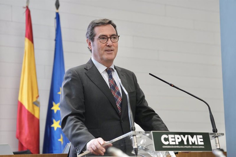 La CEOE plantea una subida del SMI del 4% para 2023, hasta 1.040 euros