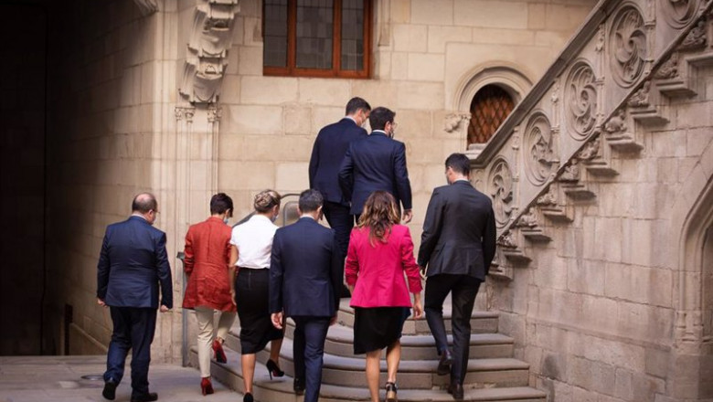 El presidente del Gobierno, Pedro Sánchez y el president de la Generalitat, Pere Aragonés, junto a varios ministros del Gobierno y consellers, se dirigen a la segunda reunión de la mesa del diálogo entre el Gobierno central y el Govern catalán, | David Zorrakino - Europa Press ep el presidente del gobierno pedro sanchez y el president de la generalitat pere aragones junto a