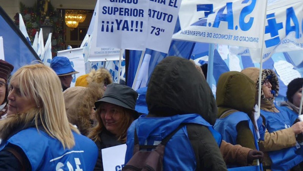 ep el sindicato de tecnicos de enfermeria sae se manifiesta frente al congreso con motivo de la