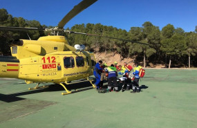ep en la imagen el momento en el que la victima ha sido transferida desde el helicoptero a la ume