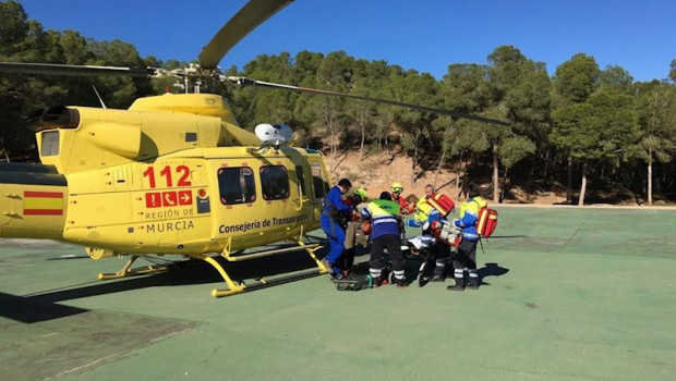 ep en la imagen el momento en el que la victima ha sido transferida desde el helicoptero a la ume