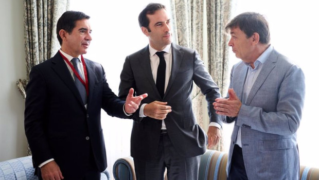 ep i d el presidente del bbva carlos torres vila el ministro de economia comercio y empresa carlos