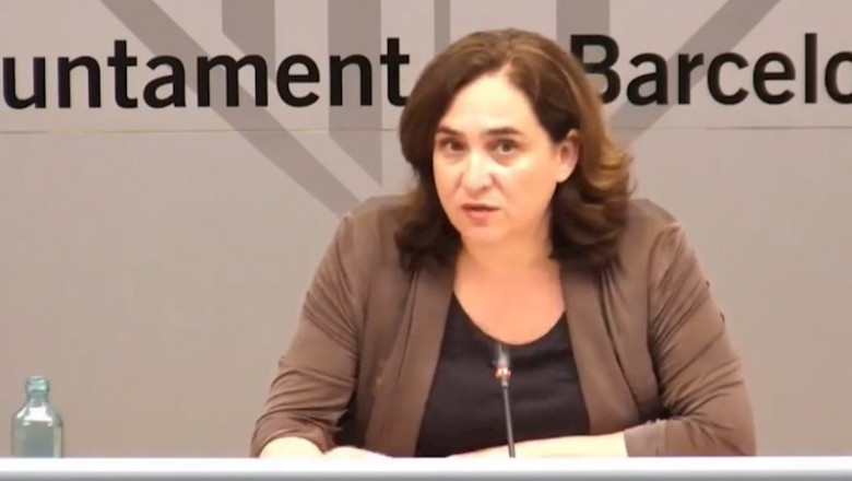 La alcaldesa de Barcelona, Ada Colau, en una rueda de prensa telemática para pedir un Pacto de estado por la vivienda y disponer del superávit. | AYUNTAMIENTO DE BARCELONA ep la alcaldesa de barcelona ada colau en una rueda de prensa telematica para pedir un pacto de