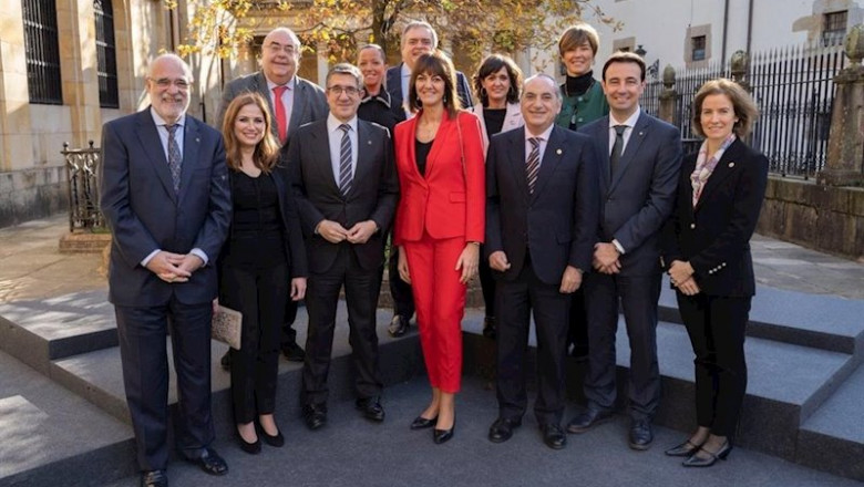 La secretaria general del PSE-EE, Idoia Mendia, con el exlehendakari Patxi López, el delegado del Gobierno, Jesús Loza, y o¡tros cargos socialistas en Gernika (Bizkaia) | PSE-EE ep la secretaria general del pse-ee idoia mendia con el exlehendakari patxi lopez el delegado del