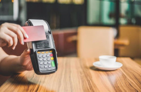 ep los restaurantes y bares no estan obligados a disponer del pago con tarjeta pero deben informar