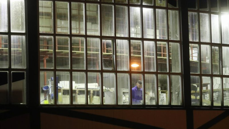 Los trabajadores vuelven a sus puestos en la fábrica de Sargadelos, a 3 de diciembre de 2025, en Cervo, Lugo, Galicia (España). La fábrica de Sargadelos reabre cinco días después de que el propietario, Segismundo García, decidiese parar la producción tras | Carlos Castro - Europa Press ep los trabajadores vuelven a sus puestos en la fabrica de sargadelos a 3 de diciembre de 2025 en