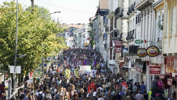 ep manifestacion de hendaia a irun contra el g7 en biarritz
