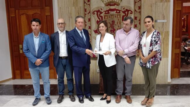 Mayor Zaragoza entrega el informe a la alcaldesa (centro) | EUROPA PRESS ep mayor zaragoza entregainformela alcaldesa centro