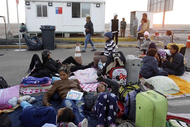 ep migrantes venezolanos esperando entrar en chile