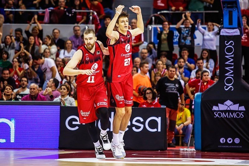 ep nemanja radovic celebra una canasta con el casademont zaragoza