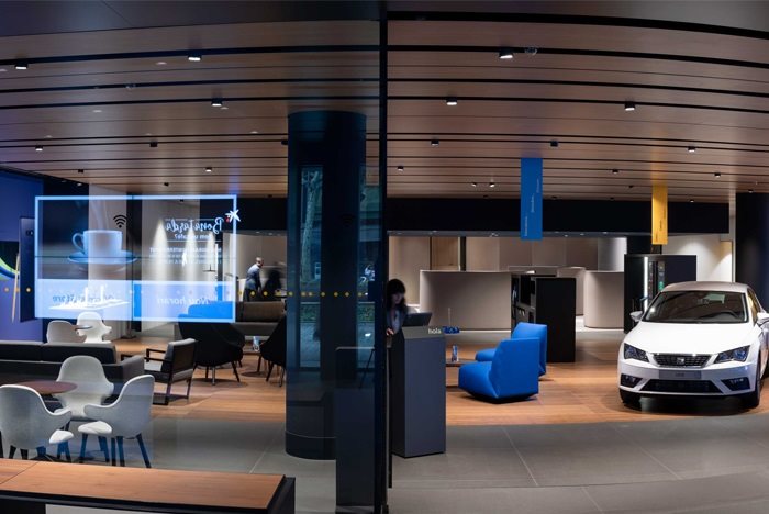 Oficina Store de CaixaBank con un coche procedente de una campaña comercial de renting. | CAIXABANK ep oficina store de caixabank con un coche procedente de una campana comercial de renting