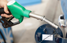 ep repostaje en una gasolinera a 3 de marzo de 2026 en madrid espana la guerra en iran ha elevado